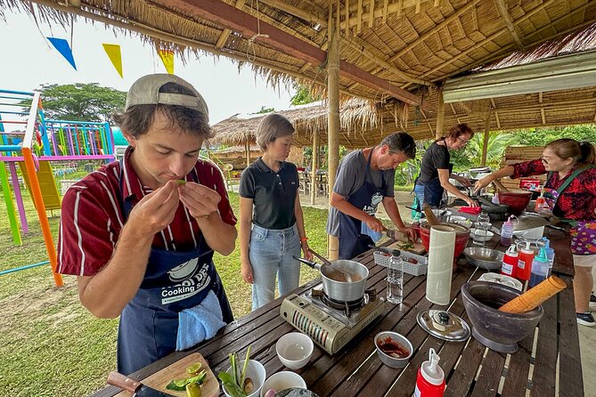 Aroidee’s Farm-Fresh Thai Cooking Experience - Where you’ll meet: Wat Suan Dok and an easy half-day plan