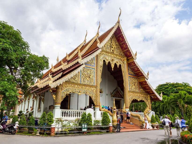 Chiang Mai: 3 Hour Old City and Temples Guided Walking Tour - Wat Phan Lao and the transition from grand to humble