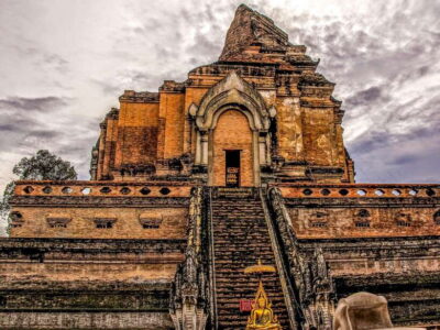 Chiang Mai: 3 Hour Old City and Temples Guided Walking Tour - Wat Chedi Luang: the stupa that sets the tone