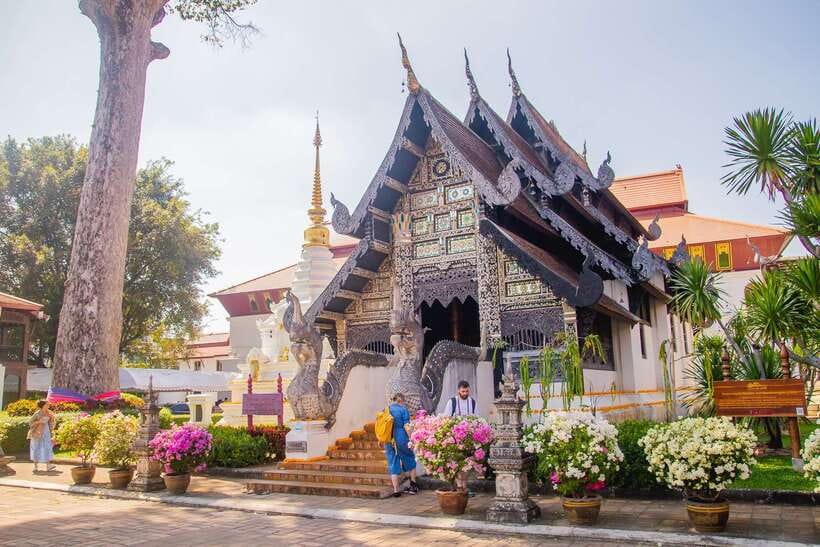 Chiang Mai: 3 Hour Old City and Temples Guided Walking Tour - Wat Phan Tao: teak wood carvings with throne-hall history
