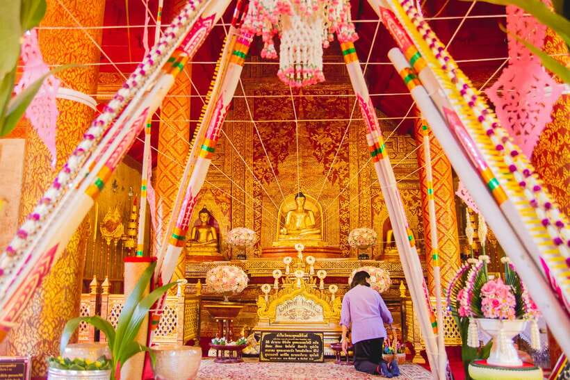 Chiang Mai: 3 Hour Old City and Temples Guided Walking Tour - Wat Phra Singh: mosaic sanctuary, Lion Buddha, and gilded pagodas