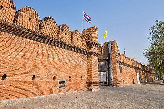 Chiang Mai Best City Tour with Doi Suthep, Pha Lat & Chedi Luang - Stop 1: Wat Chedi Luang Varavihara and the Story of a Giant Pagoda