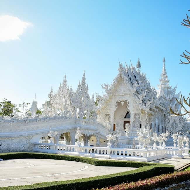 Chiang Mai: Chiang Rai Famous Temples & Hot Springs Day Trip - Lunch at Lanmanee Food Court: convenient, but quality can swing