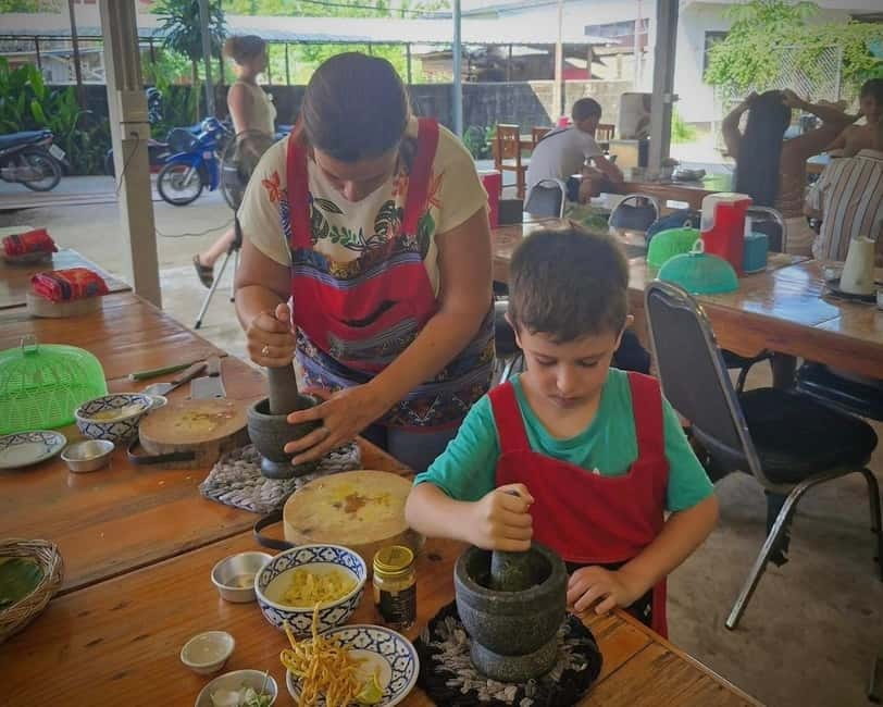 Chiang Mai: Cooking Class, Market & Thai Herbs Garden Tour - The mortar-and-pestle curry paste moment