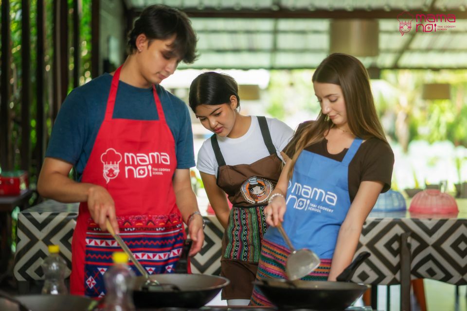 Chiang Mai: Cooking Class with Organic Farm at Mama Noi - Market walk in Chiang Mai: learn ingredients by seeing them first