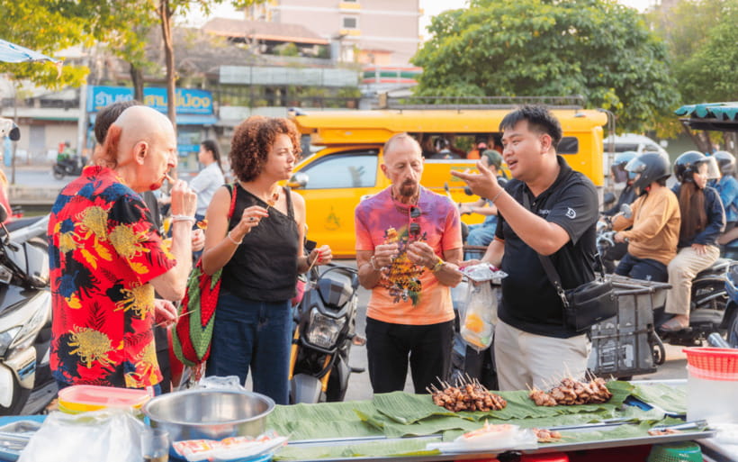 Chiang Mai: Evening Sightseeing and Local Food Guided Tour - Why the Guides Matter Here (Rain, Bim, Kiti, James, and Krist)