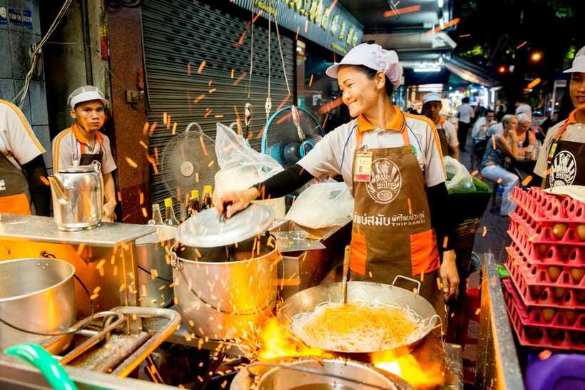 Chiang Mai: Evening Sightseeing and Local Food Guided Tour - What You Get for $45: Food, Temples, and a Night You Can Actually Follow
