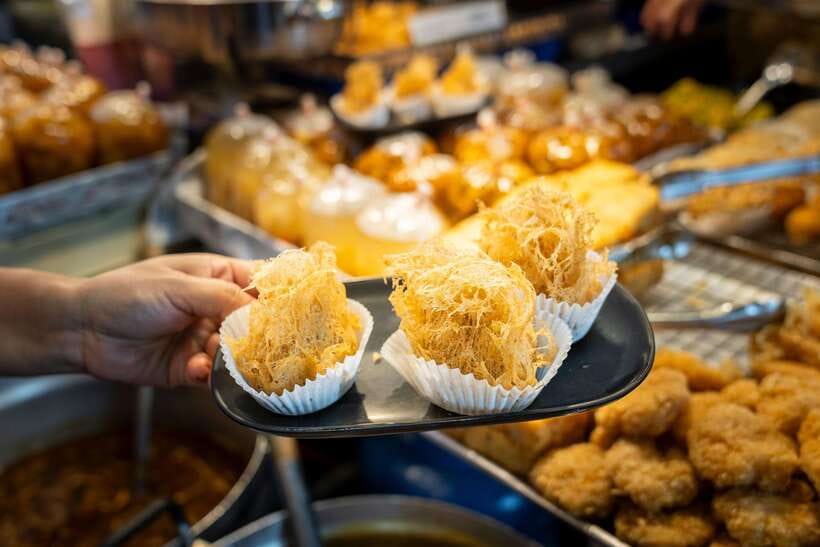 Chiang Mai: Evening Sightseeing and Local Food Guided Tour - Chiang Mai Gate Market: Your First Bites of the Night