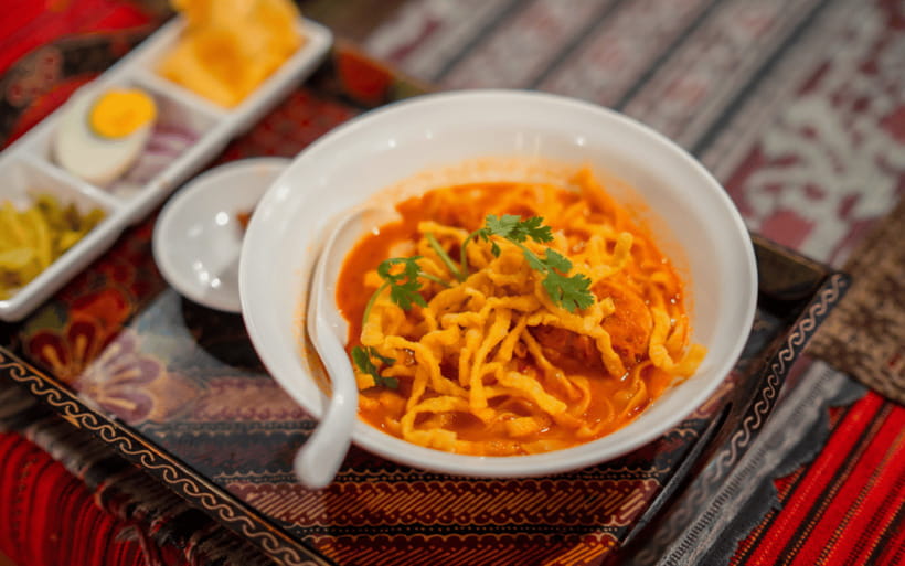 Chiang Mai: Evening Sightseeing and Local Food Guided Tour - Huen Phen Khao Soi Dinner: The Northern Thai Comfort Meal