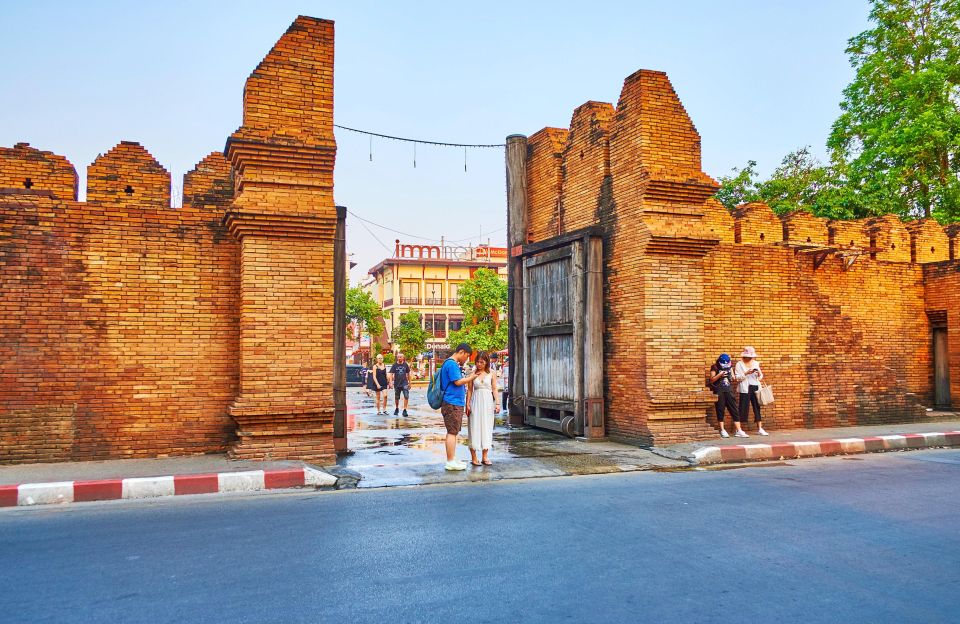 Chiang Mai: Exploration of Old City by Private Tuk-Tuk - Wat Chedi Luang: a towering chedi with Emerald Buddha lore