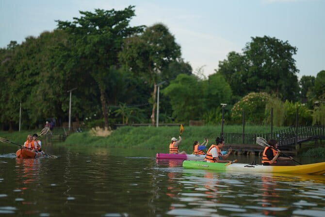 Chiang Mai: Explore Kayaking Through Mae Ping River on Sunset - Warorot (Kad Luang) on the sunset stretch: a big market stop without the full detour
