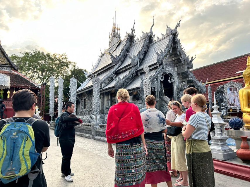 Chiang Mai: Half-Day Old Town Cycling Tour - Warorot Market: your best stop for sights, smells, and snack moments