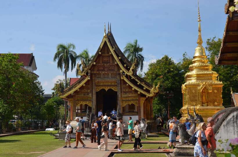 Chiang Mai: Historic Temples and City Guided Walking Tour - Getting your bearings: start at Wat Chiang Man in the Old City