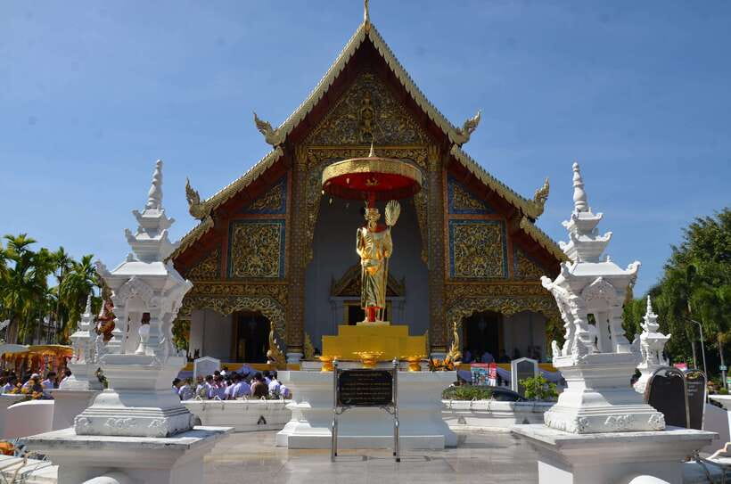 Chiang Mai: Historic Temples and City Guided Walking Tour - Wat Chedi Luang: ruined chedi, Buddha views, and the day’s finale