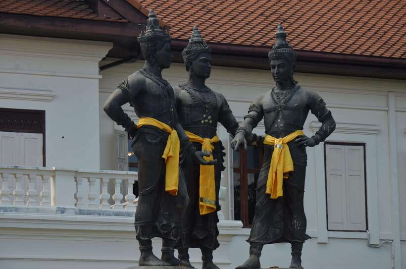 Chiang Mai: Historic Temples and City Guided Walking Tour - Small-group guide impact: the difference between facts and understanding