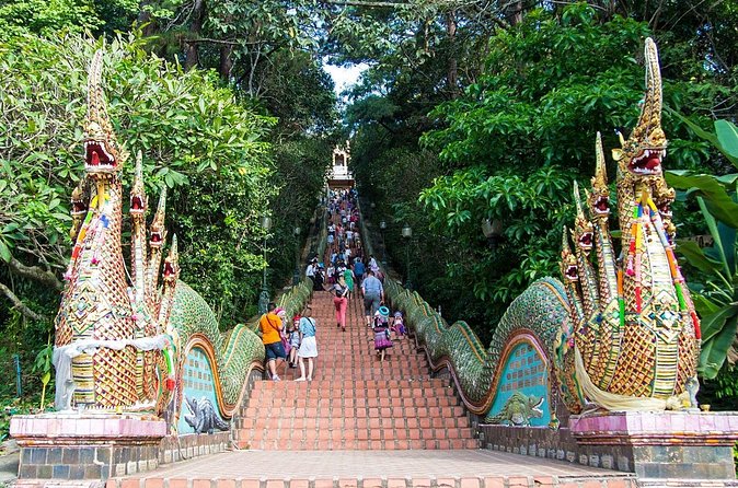 Chiang Mai Iconic Temples and City Tour - How the guide experience shapes everything (Mr Peo, Van, Arrow, Bua, Tien)