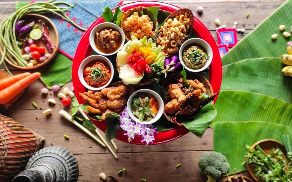 Chiang Mai: Khantoke Dinner with Traditional Performance - Khantoke Dinner: communal trays and Lanna-style eating