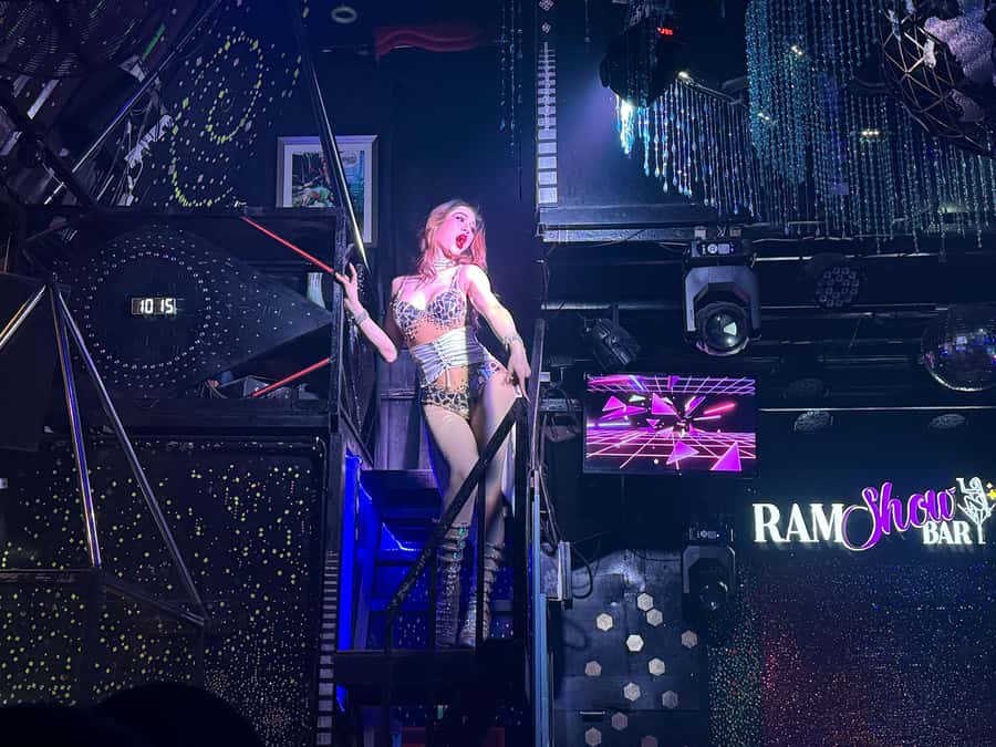 Chiang Mai: Ladyboy Cabaret Show with Dinner and Drinks - The Bar Stop: Drinks Ordered for You, Meet-and-Greet Arranged