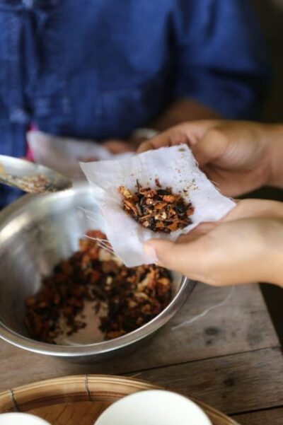 Chiang Mai : Making Herbal Ball And Inhaler - Meeting at Baannoi Nornmuan, With Friendly English Support