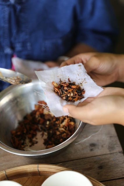 Chiang Mai : Making Herbal Ball And Inhaler - Meeting at Baannoi Nornmuan, With Friendly English Support