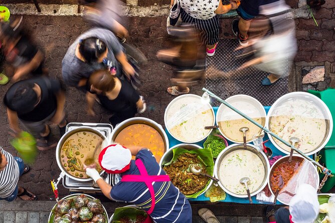 Chiang Mai Michelin Food Walking Tour with Professional Tour Guide - Stop 1: Lung Khajohn Wat Ket and the Street-Food Setup