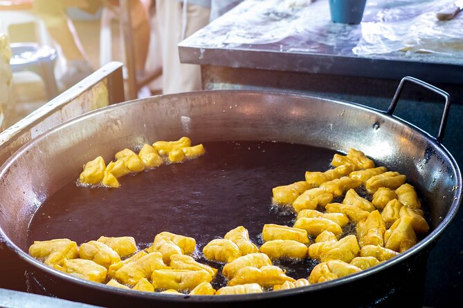 Chiang Mai Michelin Food Walking Tour with Professional Tour Guide - Stop 3: Warorot Market (Kad Luang) for Snacks and Context