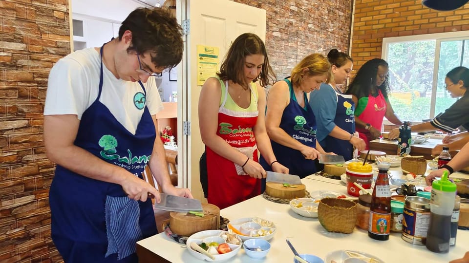Chiang Mai: Morning Cooking Class with Market Visit - The Cooking Studio: English-led skills in an air-conditioned setting