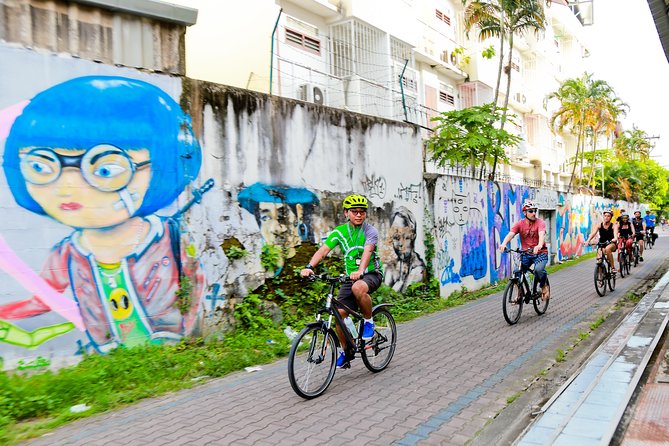 Chiang Mai Night Bike Tour - Wat Lok Molee Across the Moat: A Short Walk That Changes the Feel