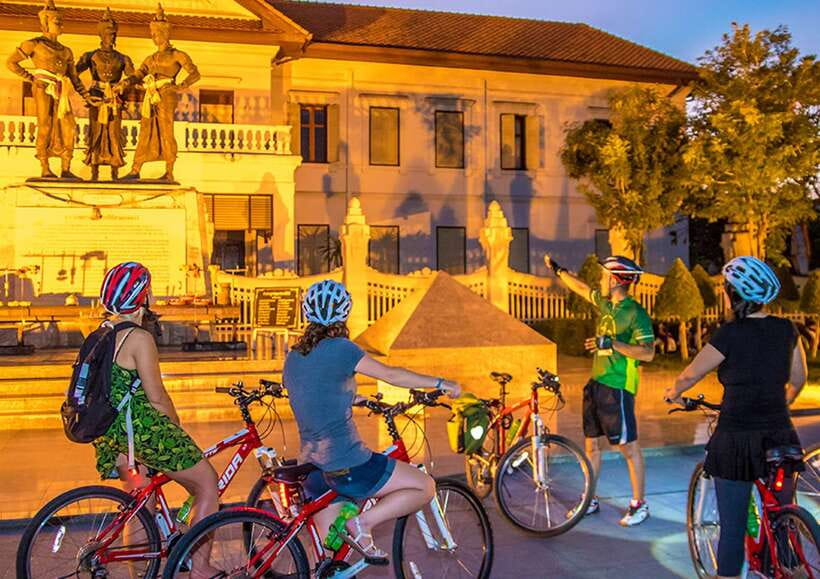 Chiang Mai: Private Historic Old City Bike Tour - Night - Three Kings Monument and Wat Intakhin: City Center Energy