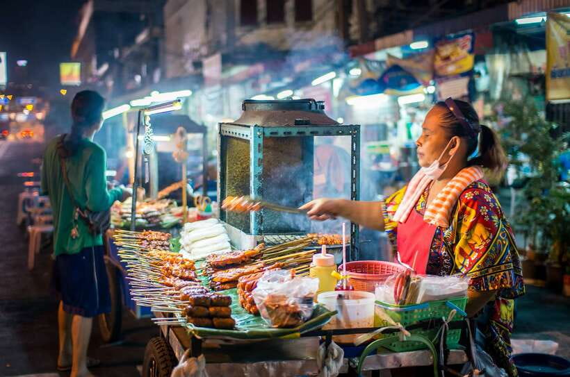 Chiang Mai: Private Historic Old City Bike Tour - Night - Morning vs Evening Temples: Wat Chiang Man or Wat Lok Molee