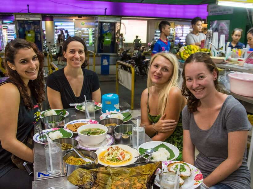 Chiang Mai: Private Historic Old City Bike Tour - Night - The Market Stop: Where Your Guide Saves You Time (and Your Stomach)