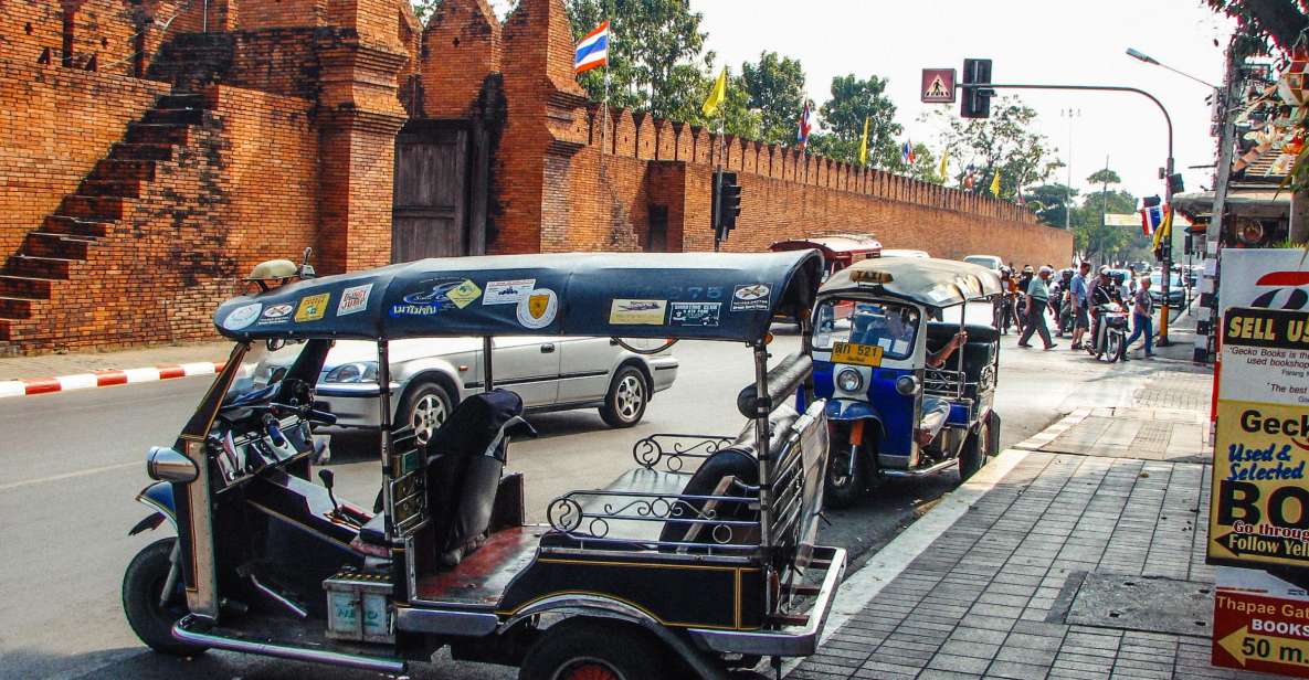 Chiang Mai: Private Tuk Tuk Tour of City Temples With Pickup - Wat Chedi Luang: the big stupa and the Emerald Buddha story