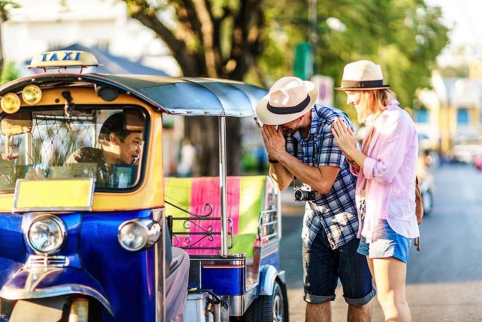 Chiang Mai: Temples and Street Food Night Tour by Tuk Tuk - Why a Chiang Mai night tuk tuk tour works so well
