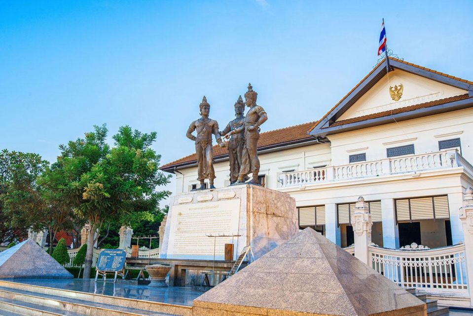 Chiang Mai: Temples and Street Food Night Tour by Tuk Tuk - Wat Phra Singh Gold Temple: Lanna design and quiet temple grounds