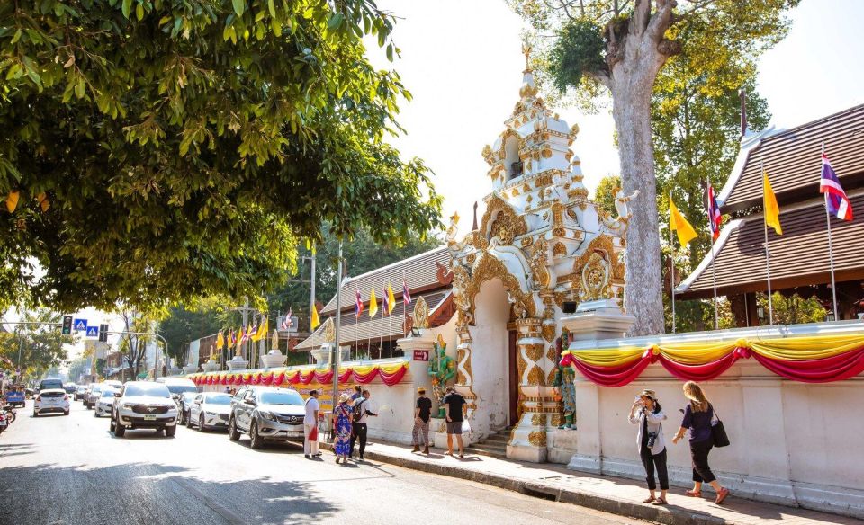 Chiang Mai: Temples and Street Food Night Tour by Tuk Tuk - Warorot vs Mueang Mai Market: choosing street food without stress