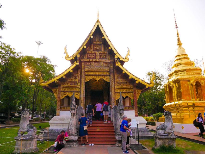 Chiang Mai: Temples and Street Food Night Tour by Tuk Tuk - Timing: the 2-hour flow and why temple closings matter