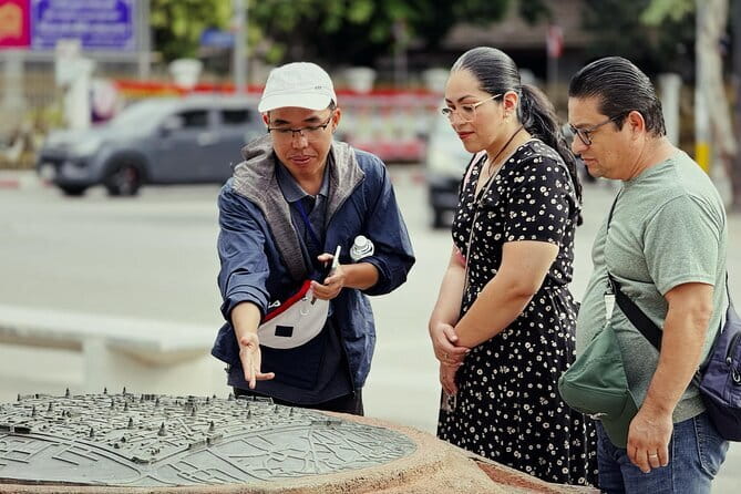 Chiang Mai Temples Visit Walking Tour with Ex-Monk Guide Part 1 - Meeting at Three Kings Monument: start smart, start on time