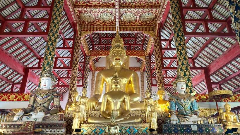 Chiang Mai: Tuk-Tuk Evening Tour with Temples & Street Foods - Warorot Market and Ton Lam Yai Flower Market After Dark