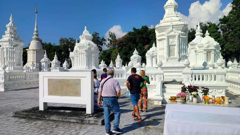 Chiang Mai: Tuk-Tuk Evening Tour with Temples & Street Foods - Responsible Touring: GSTC Certification, Glass Bottles, and Carbon Offsets