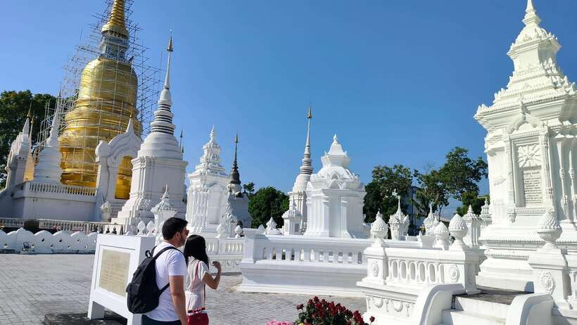 Chiang Mai: Tuk-Tuk Evening Tour with Temples & Street Foods - What to Pack for a Chiang Mai Temple-and-Food Night