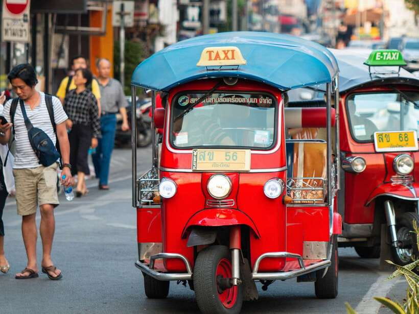 Chiang Mai: Tuk-Tuk Evening Tour with Temples & Street Foods - Wat Suan Dok: White Chedis and a Sri Lankan-Style Golden Pagoda