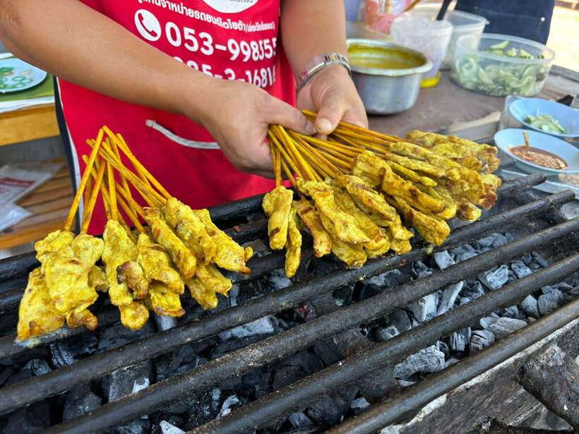 Chiang Mai: Walking Food Tour - Banana-Leaf Sticky Rice and a Temple-First Morning