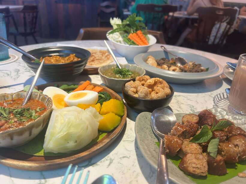 Chiang Mai: Walking Food Tour - Northern Thai Staples: Larb-Style Salad and Sai Ua