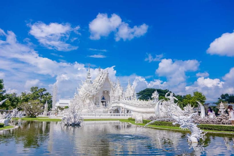 Chiang Mai: White, Red/Black & Blue Temples Tour with Lunch - Lunch near the action: Thai buffet that’s surprisingly solid