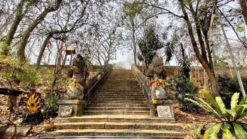 Chiang Mai:Wat Phra That Doi Suthep & Wat Umong Evening Tour - The Guide and Driver: What Makes the Evening Smooth