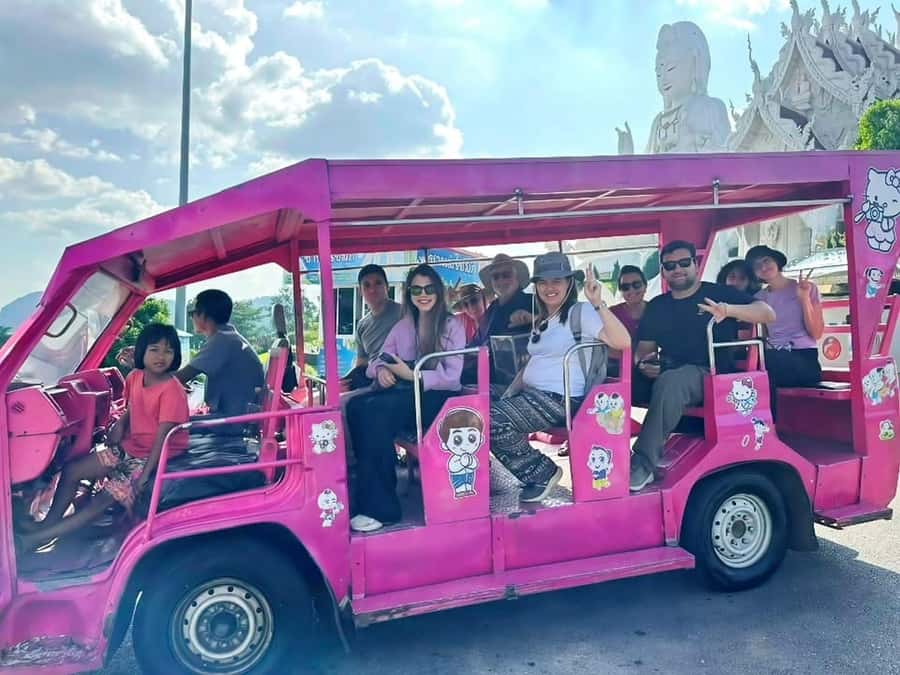 Chiang Rai IG Lalitta Cafe and White, Blue, Red Temples Tour - Thai Lunch Break: One Hour to Recharge With the Group