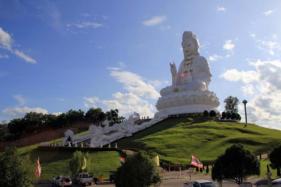 Chiang Rai White Temple and Blue Temple Day Tour - Wat Rong Suea Ten (Blue Temple): calm colors and better breathing room