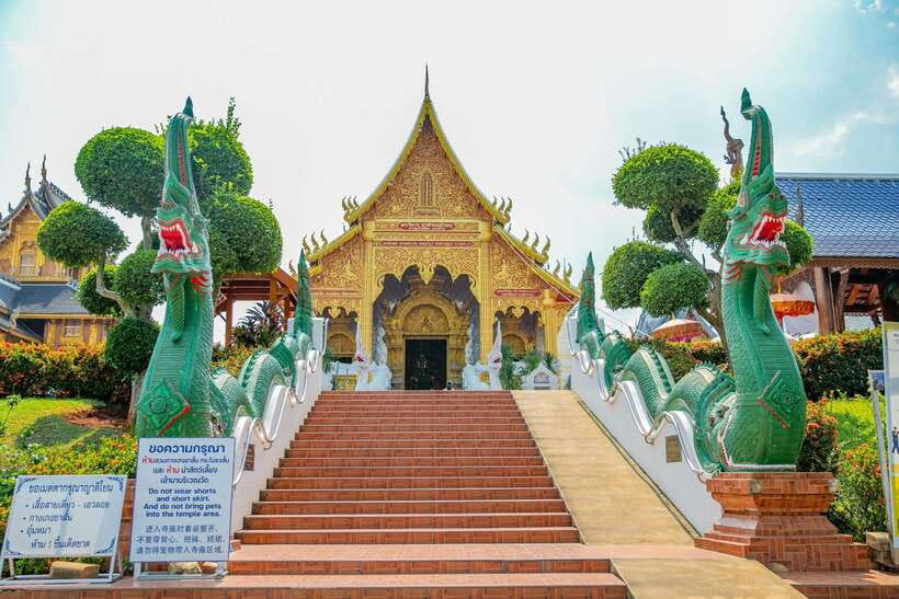 Chiangma: Wat ban den, Blue Temple & Sticky Waterfall. - Bua Thong Sticky Waterfalls: the limestone climb (and how not to fight it)