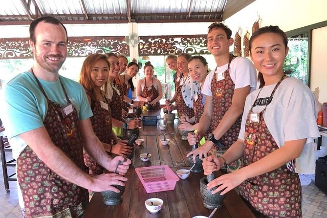 Cooking Morning Class Chiang Mai Visit Organic Garden and Market - The Organic Garden Stop: Herbs You’ll Recognize at the Wok