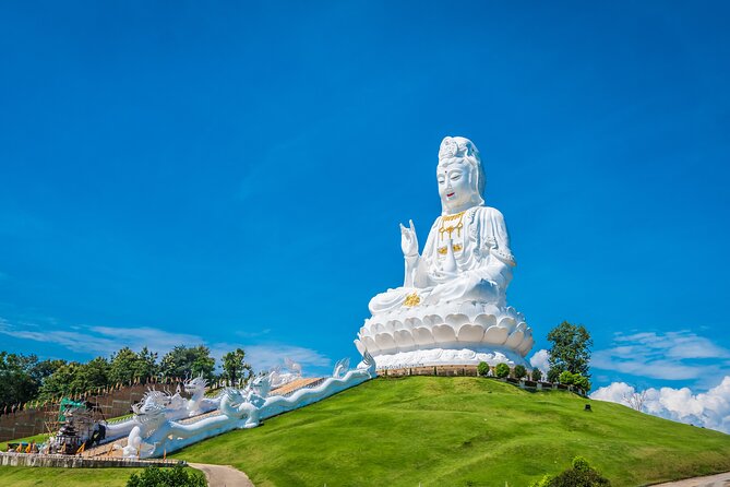 Full Day Chiang Rai 3 Temples White, Blue,Big Bhudha Temples - Buffet lunch: the unsung hero of a long temple day